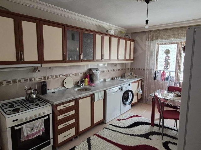 KARDEŞLERDEN 3+1 ARA KAT CADDE UZERINDE HAZIR KIRACILI FIRSAT - Görsel 2