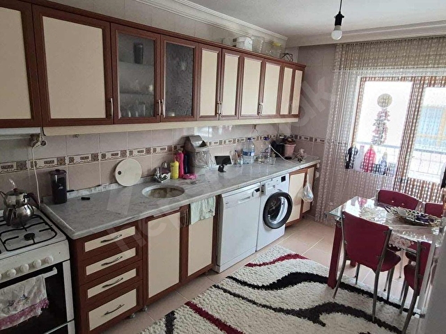KARDEŞLERDEN 3+1 ARA KAT CADDE UZERINDE HAZIR KIRACILI FIRSAT