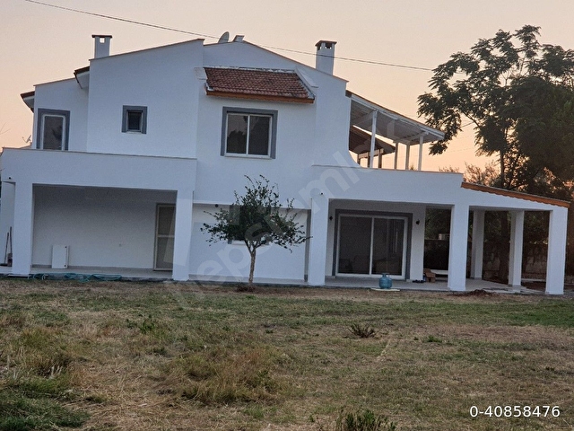 Çeşme Yalıda denize yürüme mesafesinde geniş kullanım alanlı 4+1