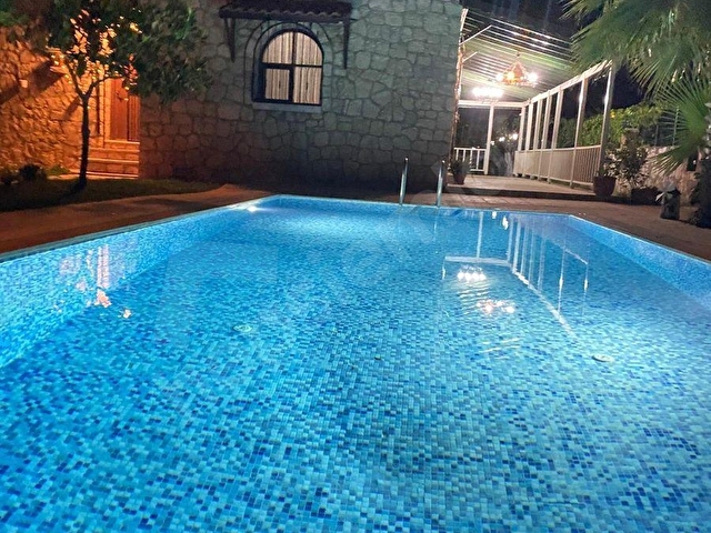 Didim yeşiltepede 700 metre arsa içinde havuzlu otoparklı full eşyalı satılık 5 + 2 taş villa - Görsel 6