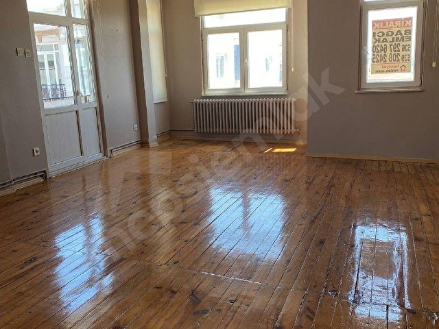 CİHANGİR MERKEZDE SATILIK 6 KATLI BİNA100 M2 OTURUMLU BEŞ DAİRE BİR DÜKKAN OLAN TARİHİ BİNA - Görsel 12