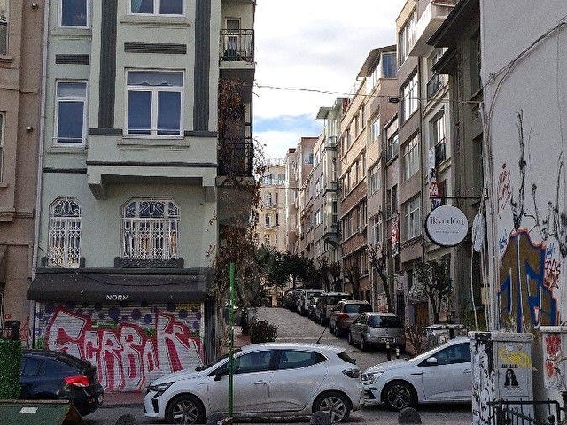 CİHANGİR MERKEZDE SATILIK 6 KATLI BİNA100 M2 OTURUMLU BEŞ DAİRE BİR DÜKKAN OLAN TARİHİ BİNA - Görsel 4