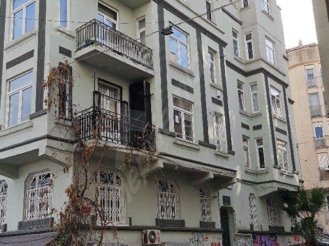 CİHANGİR MERKEZDE SATILIK 6 KATLI BİNA100 M2 OTURUMLU BEŞ DAİRE BİR DÜKKAN OLAN TARİHİ BİNA - Görsel 6