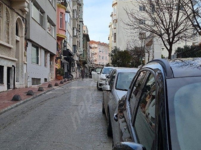 CİHANGİR MERKEZDE SATILIK 6 KATLI BİNA100 M2 OTURUMLU BEŞ DAİRE BİR DÜKKAN OLAN TARİHİ BİNA - Görsel 9
