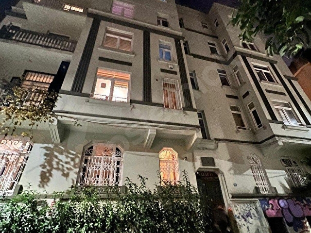 CİHANGİR MERKEZDE SATILIK 6 KATLI BİNA100 M2 OTURUMLU BEŞ DAİRE BİR DÜKKAN OLAN TARİHİ BİNA - Görsel 2
