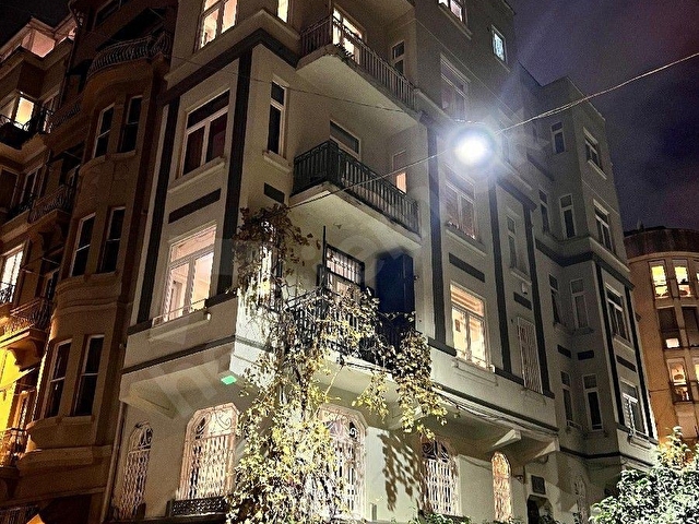 CİHANGİR MERKEZDE SATILIK 6 KATLI BİNA100 M2 OTURUMLU BEŞ DAİRE BİR DÜKKAN OLAN TARİHİ BİNA - Görsel 3
