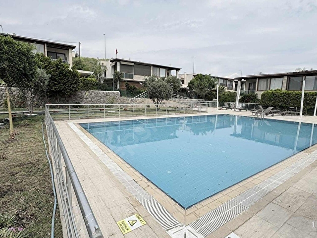KÜÇÜKBÜKTE HAVUZLU SİTE İÇERİSİNDE 2+1 ÜST KAT DAİRE