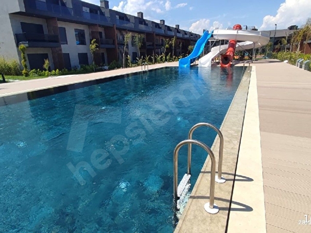 DÖŞEMEALTI ÇIPLAKLIDA ULTRA LÜKS SİTE İÇERİSİNDE 1+1 LÜKS DAİRE..