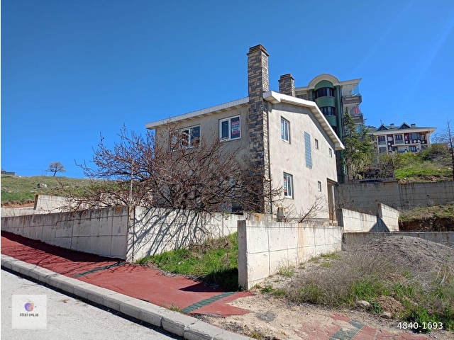BEYTEPE MURAT ERDİ EKER HASTANESİ YAKINI,İNCEK VADİ EVLERİNDE MÜSTAKİL YAPISIZ KÖŞE TRİPLEKS VİLLA.