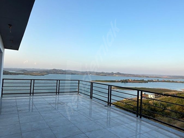 Bayram Hacılı da Havuzlu Göl Manzaralı Villa - Görsel 28