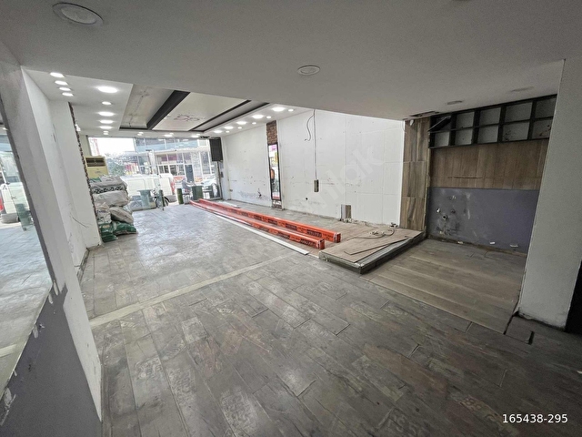 YOĞUN YAYA VE ARAÇ TRAFİĞİ! 120 M² CADDE ÜZERİ KİRALIK DÜKKAN