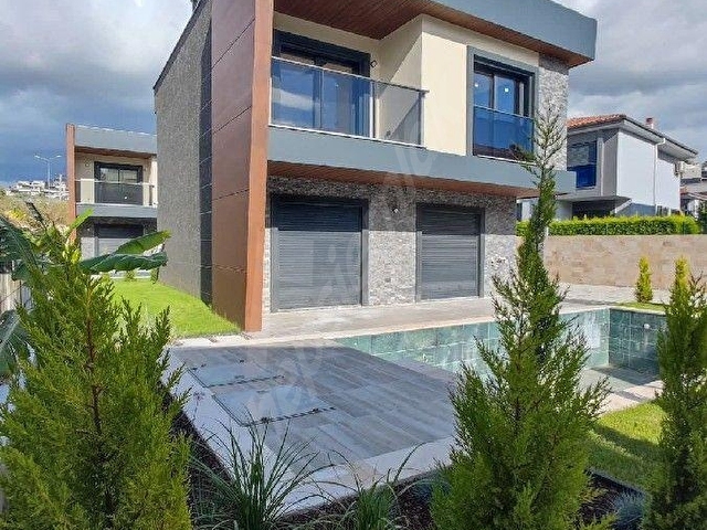 Karaova mevkii AVM ye ve denize yakın özel havuzlu villa
