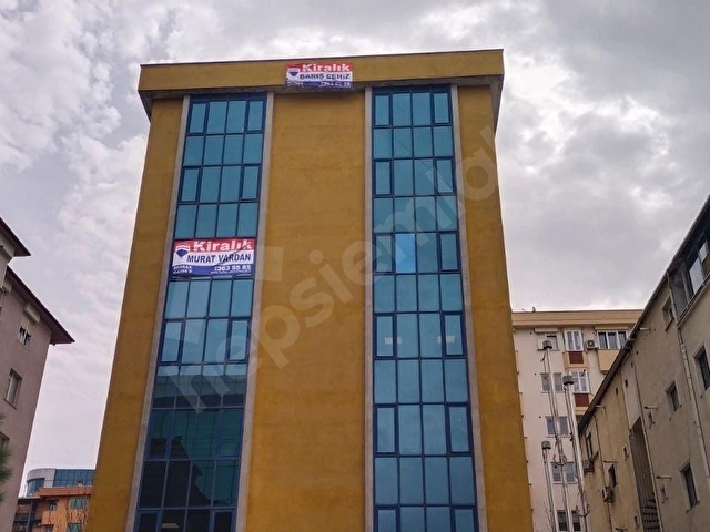 Kozyatağı Merkezde, E5 Metro durağı yanı, Kiralık Geniş, Teraslı Ofis