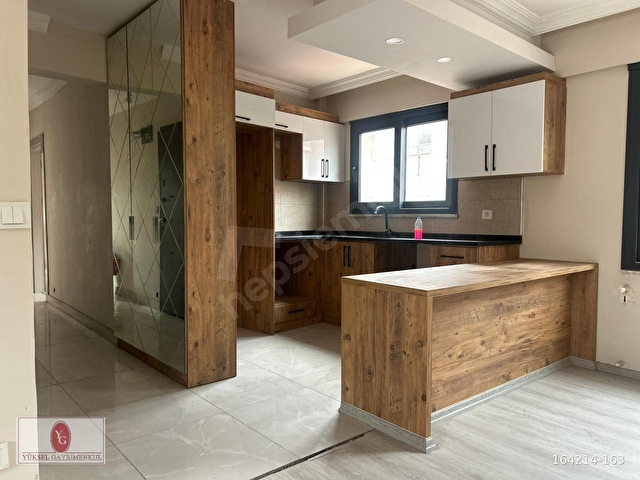 YÜKSELDEN EDREMİT ÇARŞININ MERKEZİNDE GENİŞ BALKONLU 2+1 SATILIK DAİRE - Görsel 4