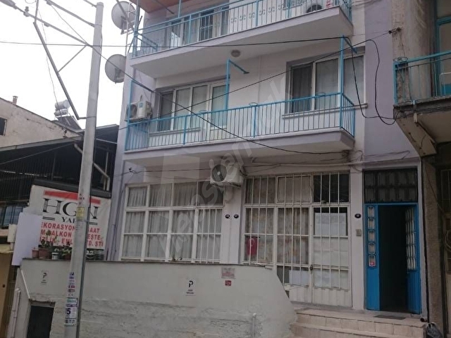 KARABAGLAR MERKEZİ YERDE ÇİTLENBEK,TE 3 KATLI KELEPİR BİNA sağlık ocağına karşisı