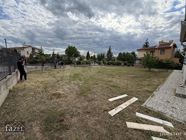 FAZELDEN GENİŞ ARAZİLİ YAZ VE KIŞ BAHÇELİ KULLANIŞLI VİLLA - Görsel 2