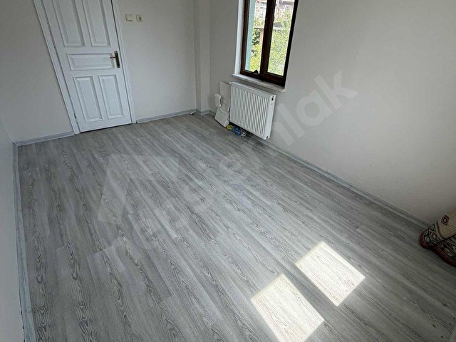 FAZELDEN GENİŞ ARAZİLİ YAZ VE KIŞ BAHÇELİ KULLANIŞLI VİLLA - Görsel 24