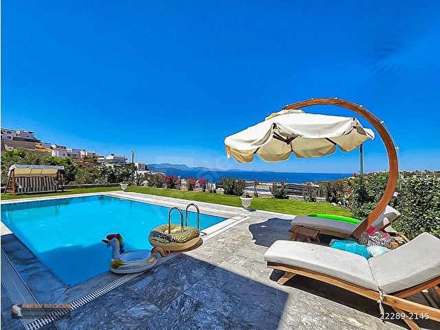Adabükü nde Harika Deniz Manzaralı Tripleks Villa