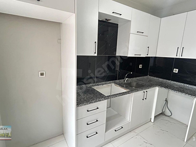 AYŞEKADIN TUĞRA MARKET YAKININDA BAHÇELİ 2+1 KİRALIK DAİRE - Görsel 3