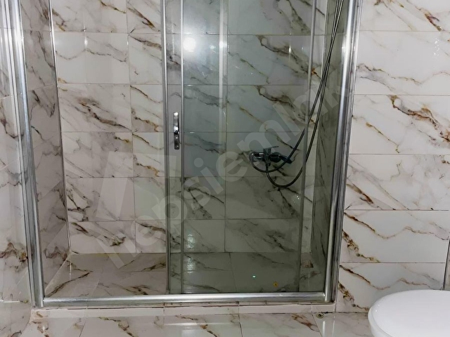 ŞEHRİN ORTASINDA (GÜLLÜKTE)KATTA KULLANIŞLI FERAH AİLE BİNASI - Görsel 11