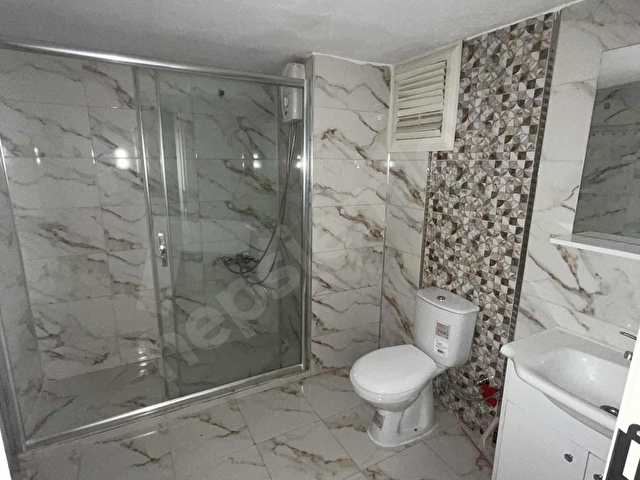 ŞEHRİN ORTASINDA (GÜLLÜKTE)KATTA KULLANIŞLI FERAH AİLE BİNASI - Görsel 24