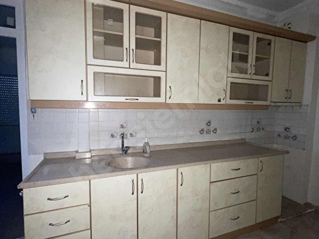 ŞEHRİN ORTASINDA (GÜLLÜKTE)KATTA KULLANIŞLI FERAH AİLE BİNASI - Görsel 9