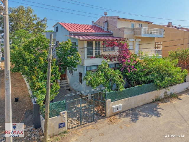 İzmir Urla Zeytinalanı Mah. 212m2 Arsa İçerisinde Satılık Villa