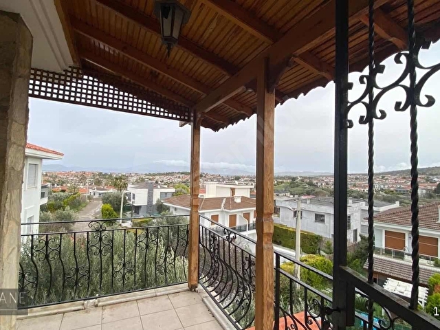 ÇEŞME ŞİFENE DE DENİZE 500 M UZAKLIKTA SATILIK VİLLA