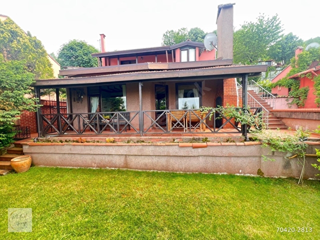 SAPANCA DİBEKTAŞTA GÖL MANZARALI VE EŞYALI 3+1 SATILIK VİLLA
