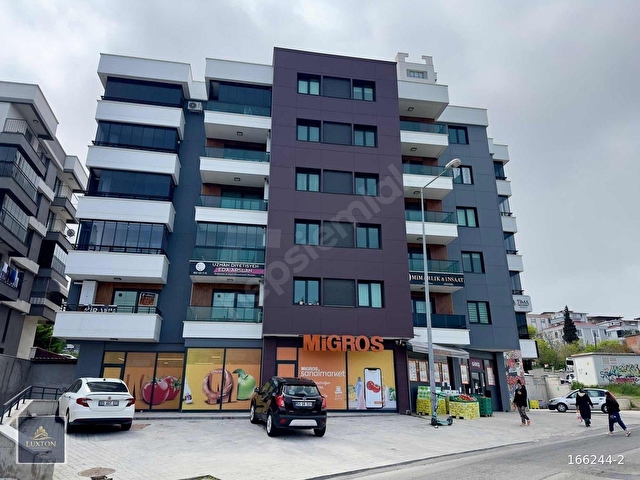 MÜKEMMEL KONUMDA TRAMVAY DURAĞINA CEPHE 1+1 OFİS
