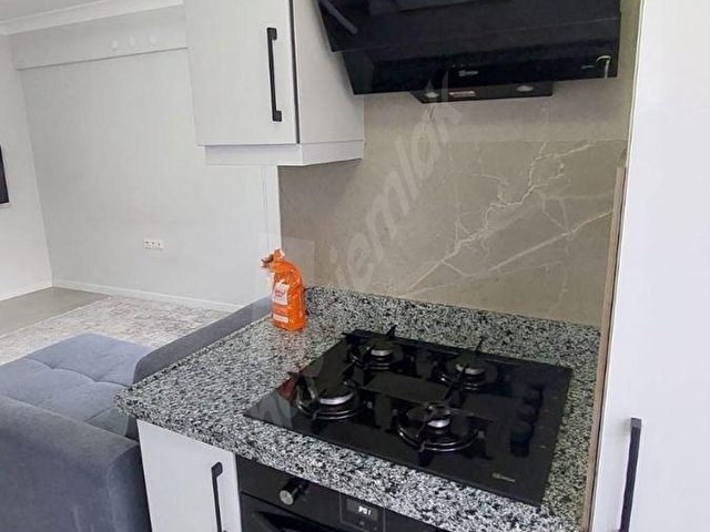 ATAMANDAN YENİ BİNADA ASANSÖRLÜ LÜKS EŞYALI 1+1 KİRALIK DAİRE - Görsel 7