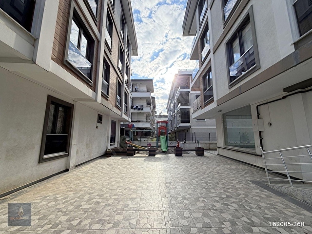 ▀YETKİLİ GÜÇTEN AKÇAYDA YÜZME HAVUZLU K.OTOPARKLI LÜX 1+1 DAİRE - Görsel 3