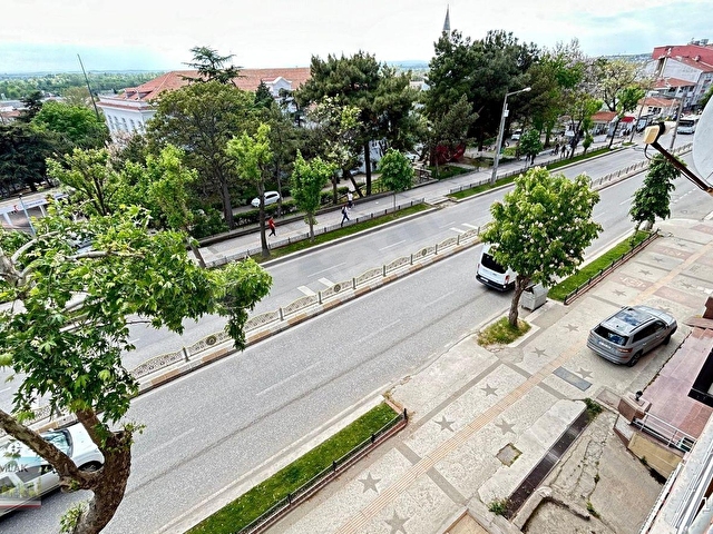 ANA CADDE ÜZERİ KELEBEK MOBİLYA YANINDA 2 BALKONLU ARA KAT 4+1 KİRALIK DAİRE - Görsel 5