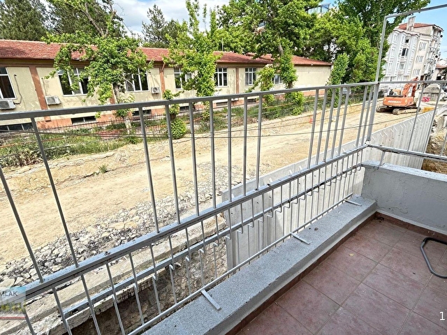 ANA CADDE ÜZERİ KELEBEK MOBİLYA YANINDA 2 BALKONLU ARA KAT 4+1 KİRALIK DAİRE - Görsel 15