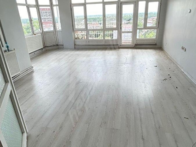 ANA CADDE ÜZERİ KELEBEK MOBİLYA YANINDA 2 BALKONLU ARA KAT 4+1 KİRALIK DAİRE - Görsel 2