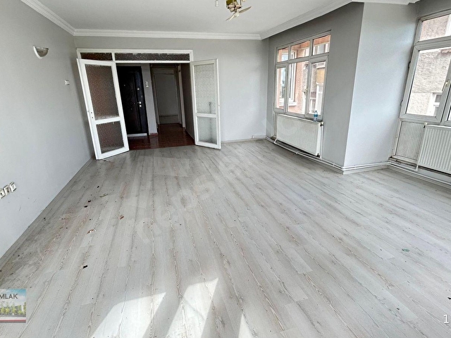 ANA CADDE ÜZERİ KELEBEK MOBİLYA YANINDA 2 BALKONLU ARA KAT 4+1 KİRALIK DAİRE - Görsel 3