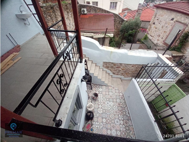 AYVALIK MERKEZDE DENİZ MANZARALI AVLULU VE TERASLI 2+1 RUM EVİ - Görsel 10