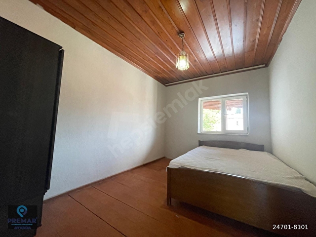 AYVALIK MERKEZDE DENİZ MANZARALI AVLULU VE TERASLI 2+1 RUM EVİ - Görsel 18