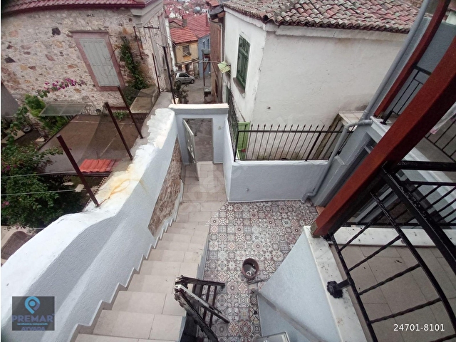 AYVALIK MERKEZDE DENİZ MANZARALI AVLULU VE TERASLI 2+1 RUM EVİ - Görsel 9