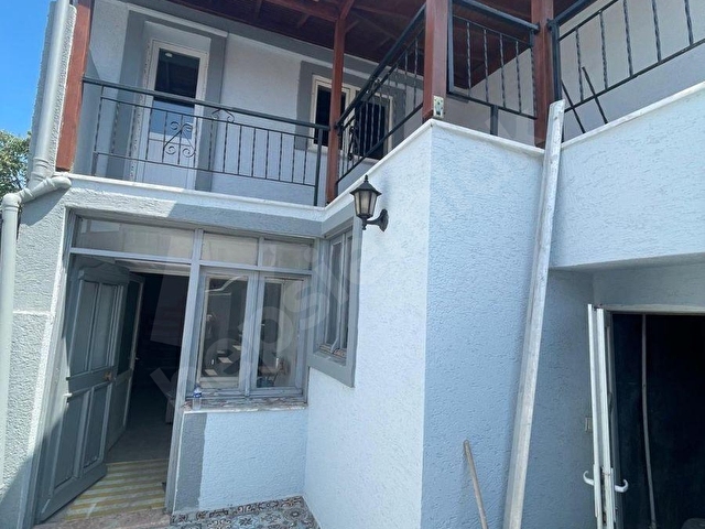 AYVALIK MERKEZDE DENİZ MANZARALI AVLULU VE TERASLI 2+1 RUM EVİ - Görsel 2
