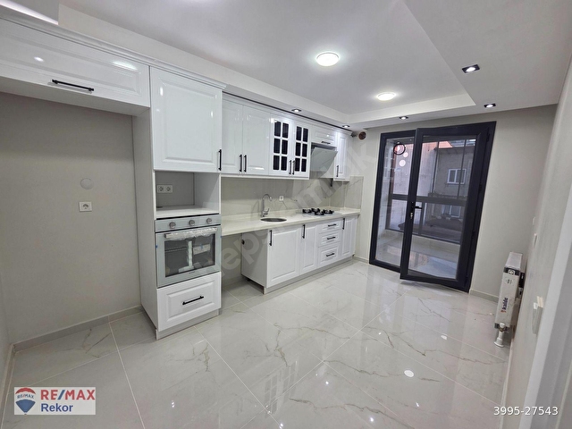 ÇEKMEKÖY MERKEZ MH. 5+2 DUBLEKS ÇİFT GİRİŞLİ 250M2 SATILIK - Görsel 8