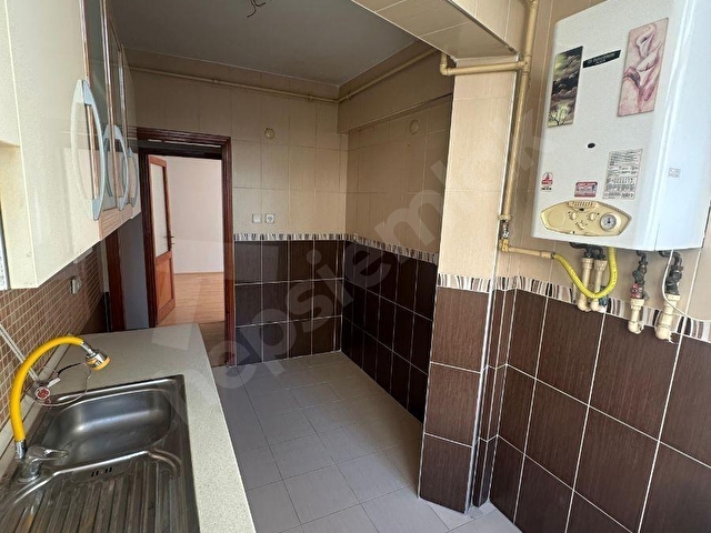 EYÜPSULTAN RAMİ DE ÇARŞININ BİTİMİNDE ARA KAT KİRALIK DAİRE - Görsel 3