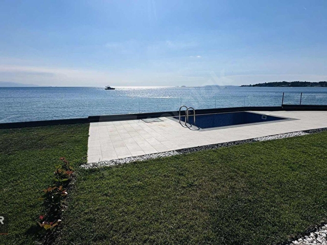 SATILIK DENİZE SIFIR YALI 5+1 280M² MÜSTAKİL HAVUZLU - Görsel 6