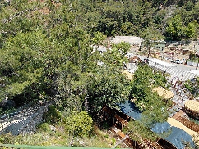DIMCAYINDA  KIRALIK 2100M² PIKNIK ALANI  2 YOL ARASI CAYA SIFIR KONUMDA - Görsel 3