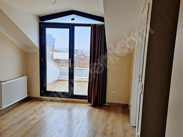 ŞİŞLİ KOCAMANSUR SOKAKda GENÇ BİNADA TERASLI KİRALIK DAİRE