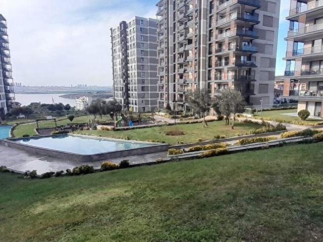 Küçükçekmece  cennet koruda satılık daire full göl manzaralı