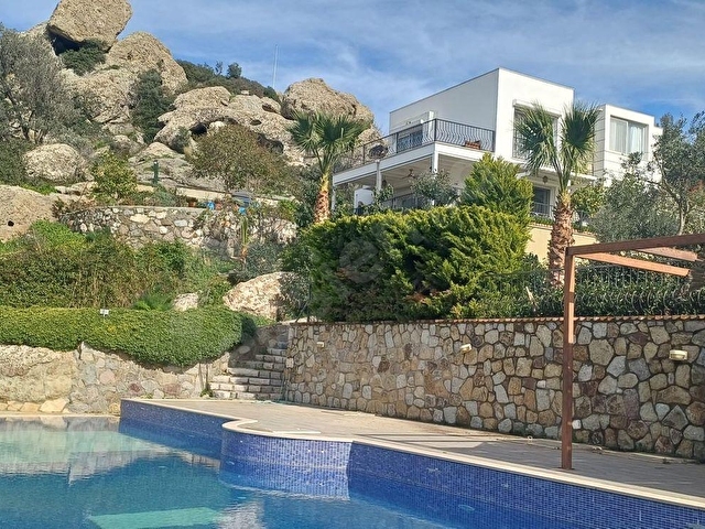 Bodrum Yalıkavak Gökçebelde Deniz ve Doğa Manzaralı 5+1 Köşe Konumlu Satılık Villa