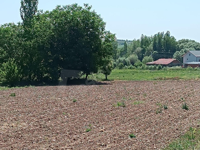 YALVAÇ KURUSARI YEŞİLLİKLER İÇERİSİNDE İMARLI 520M2 SATILIK ARSA