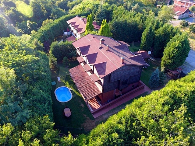 SAPANCA KURUÇEŞMEDE 2355 M2 İÇİNDE SATILIK  MÜSTAKİL VİLLA...
