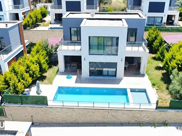KUŞADASI MERKEZDE MÜSTAKİL ÖZEL HAVUZLU SATILIK VİLLA